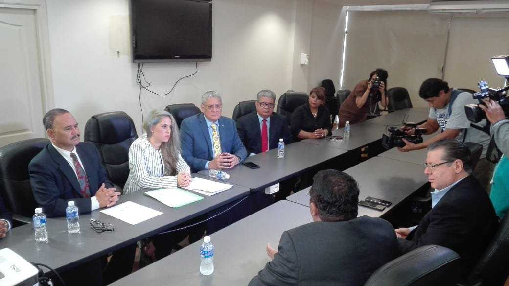 Esdras presenta documentos para inscripción de su partido político "Nueva Ruta"