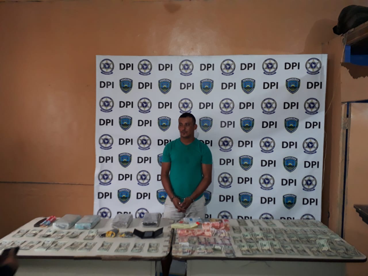 Con dólares y supuesta cocaína detienen a un sujeto en San Lorenzo, Valle