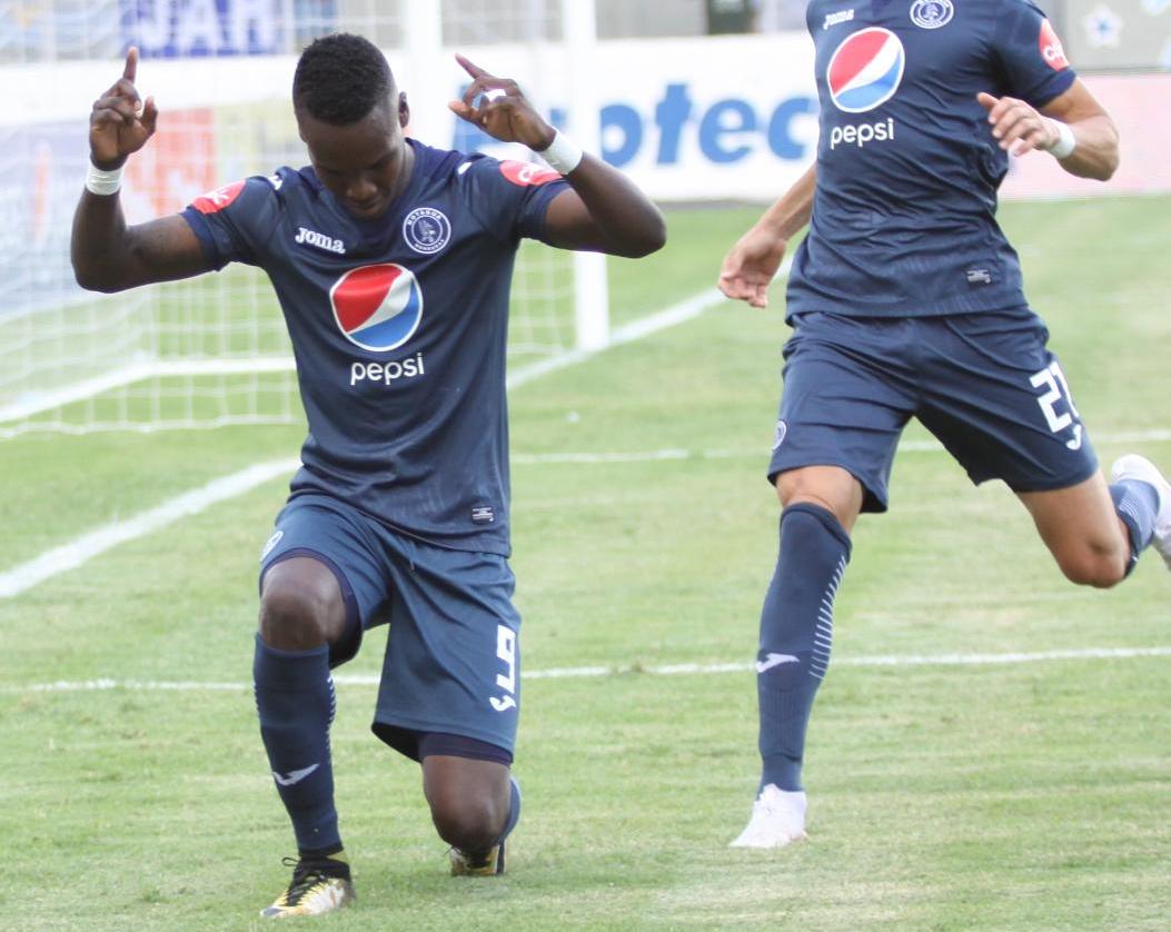 RUBILIO CASTILLO LLEGÓ A LOS 100 GOLES EN LINA