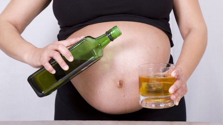Científicos encontraron un efecto negativo en los niños cuyas madres consumían alcohol durante la lactancia.