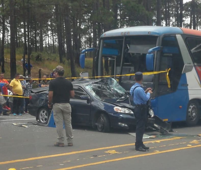 Fuerte impacto entre un bus y vehículo turismo deja una persona muerta en Zambrano, Francisco Morazán
