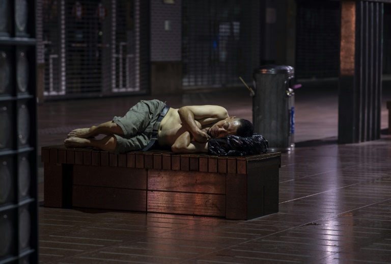 Para huir del calor, los ciudadanos de Shanghái duermen en la calle