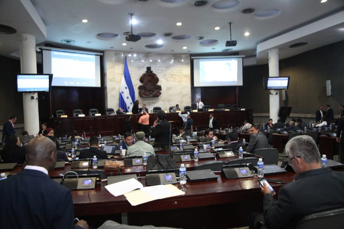 Diputado presenta proyecto para prohibir cobro de parqueos en centros comerciales y otros