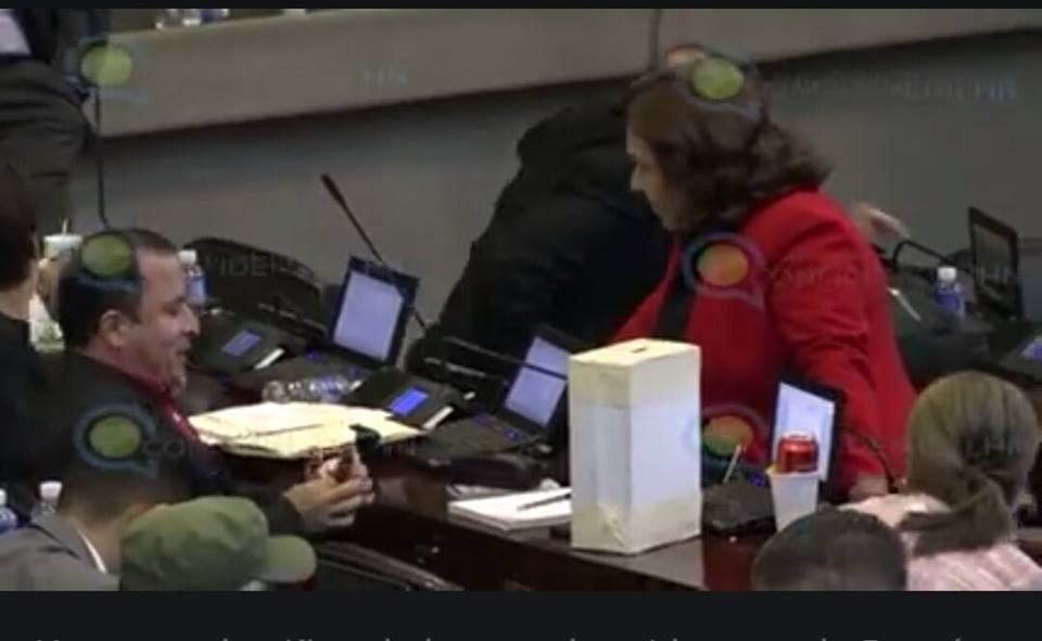 Diputado pide disculpas por "broma de mal gusto" en apoyo a niños de una escuela de Yoro