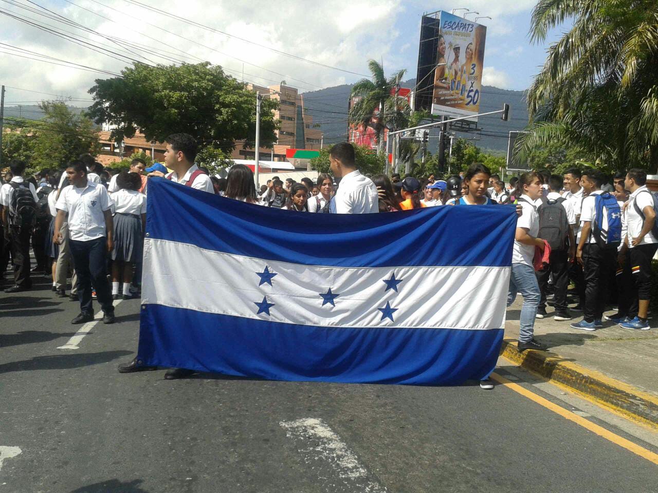 Conadeh cree "justo" otorgar a estudiantes el bono del transporte pero no violentar derechos de la población
