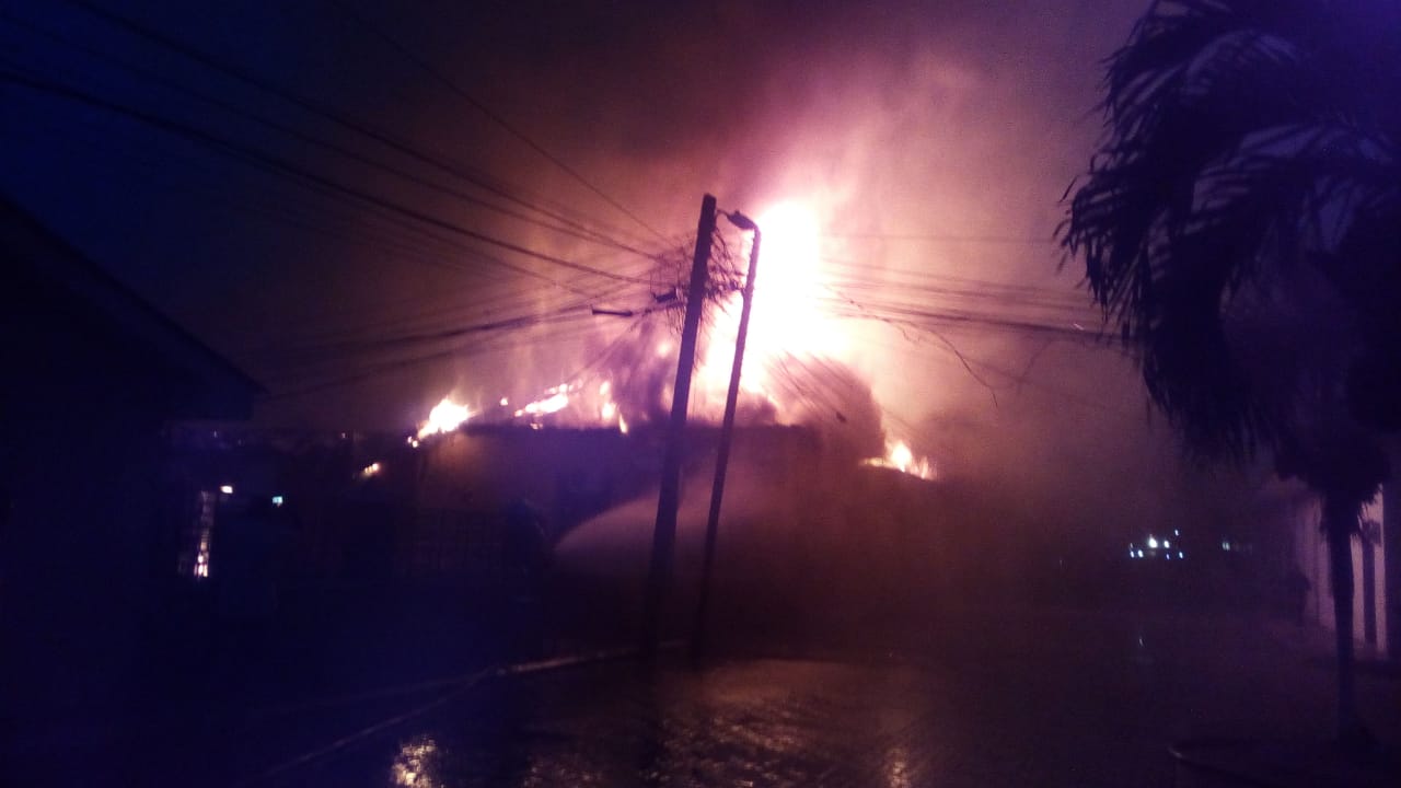 Voraz incendio consumen varios negocios en Trujillo, Colón