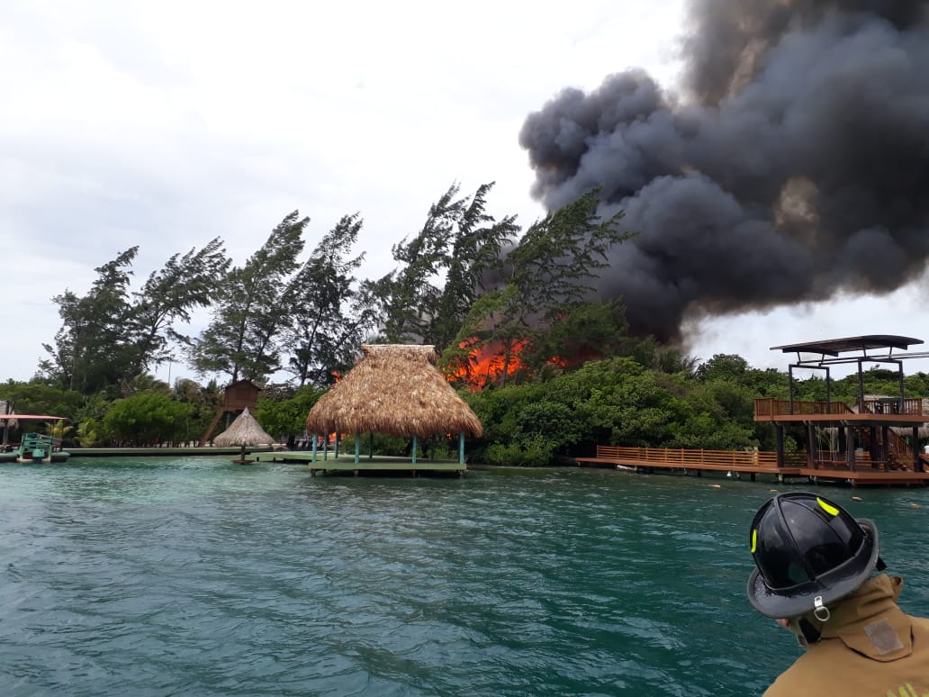 Voraz incendio consume centro turístico en Roatán, Honduras