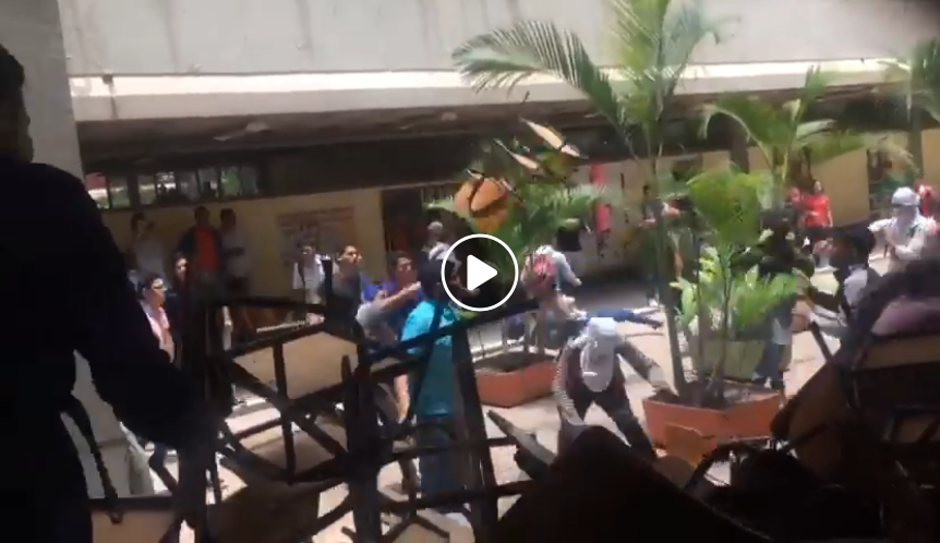 Pelea a sillazos entre estudiantes que si quieren clases y los que no en la UNAH