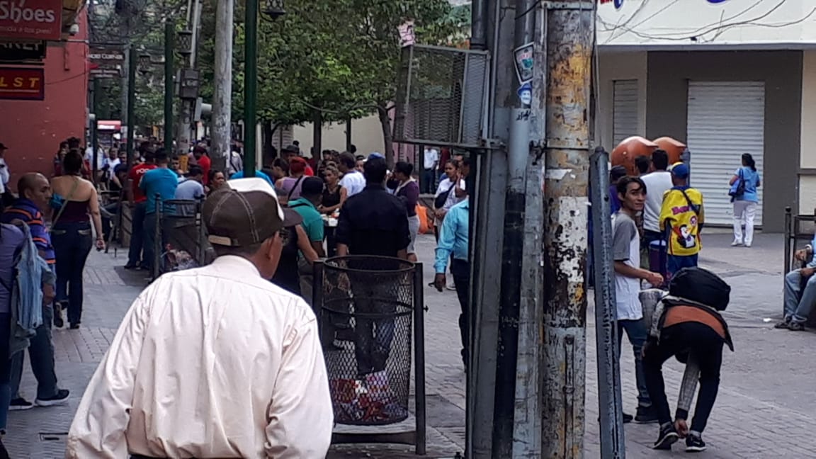 Un grupo de vendedores ambulantes del centro de Tegucigalpa y agentes de la Policía Militar y policías de la comuna capitalina  este miércoles se enfrentaron a golpes en donde algunas personas resultaron lesionadas