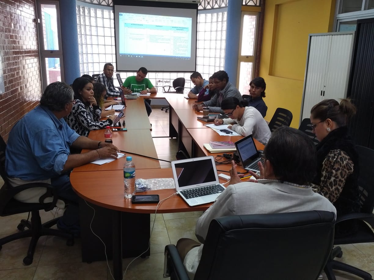 Autoridades y estudiantes universitarios acuerdan elaborar propuesta sobre posible rebaja en el transporte