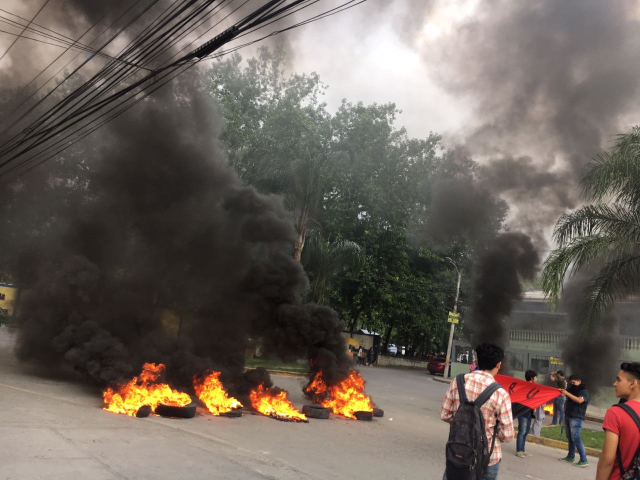 Estudiantes UNAH-VS se toman bulevar pidiendo rebajas al combustible y al pasaje