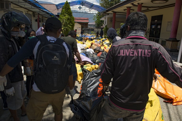 El balance de muertos en el seísmo y el tsunami en Indonesia sube a 832 personas
