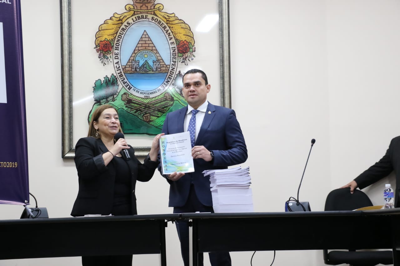 Finazas entregan al Congreso el proyecto del Presupuesto de la República año 2019