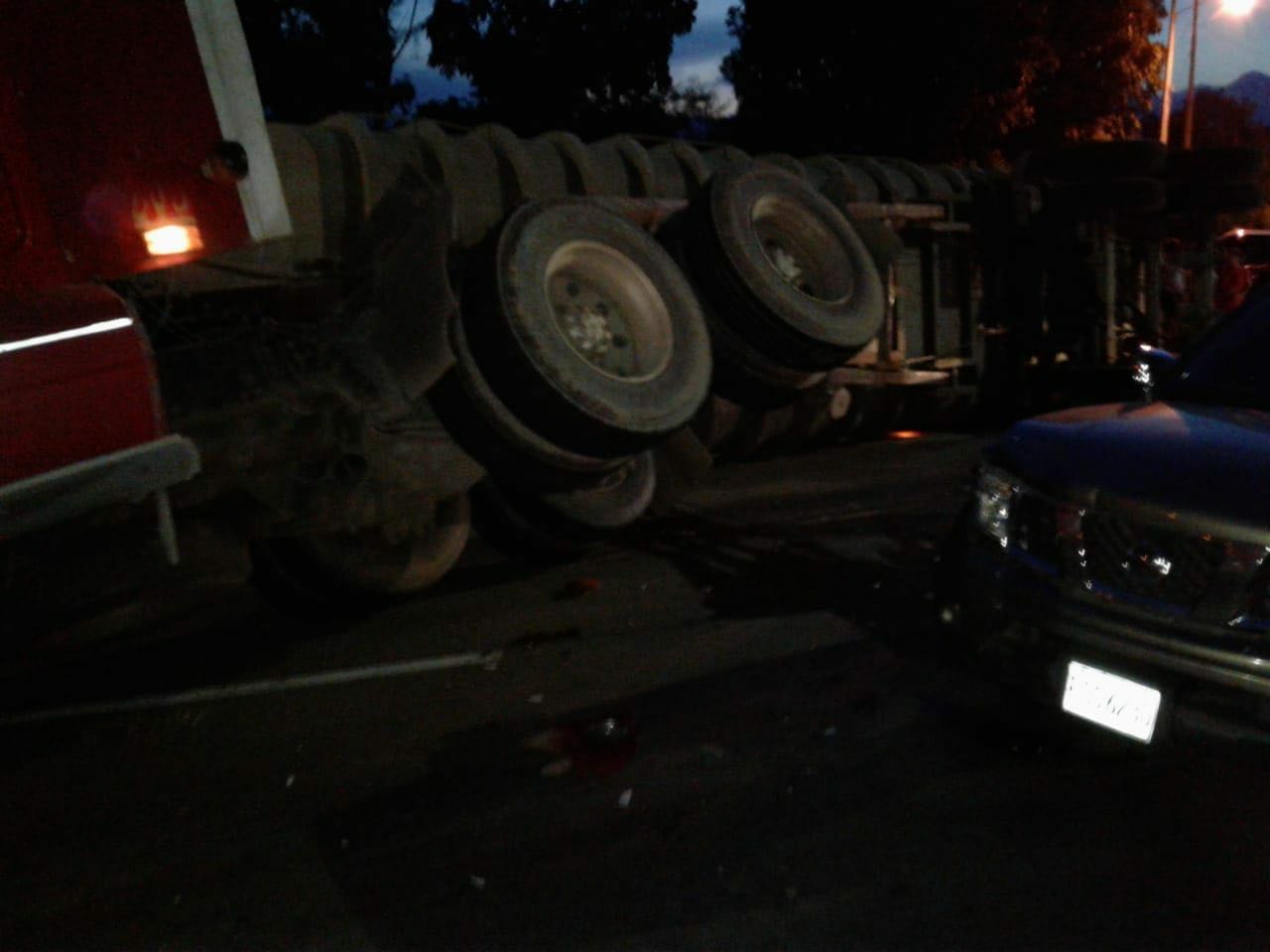 Dos heridos y varios vehículos dañados en fuerte colisión vehicular en San Pedro Sula
