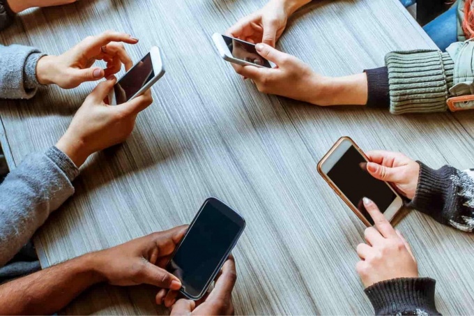 Especialistas en psicología advirtieren que el uso excesivo del celular es una de las principales causas de estrés y depresión.
