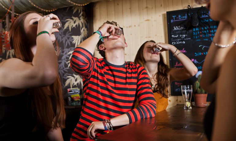 Consumir bebidas alcohólicas a temprana edad, un factor que incrementa por lo menos tres veces el riesgo de desarrollar adicción,según estudios.