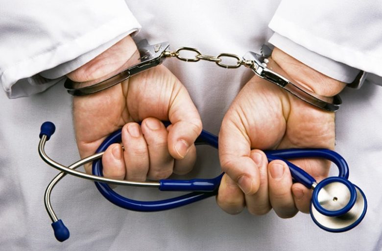 Abogado sugiere seguro para que cada médico cubra demandas por mala praxis