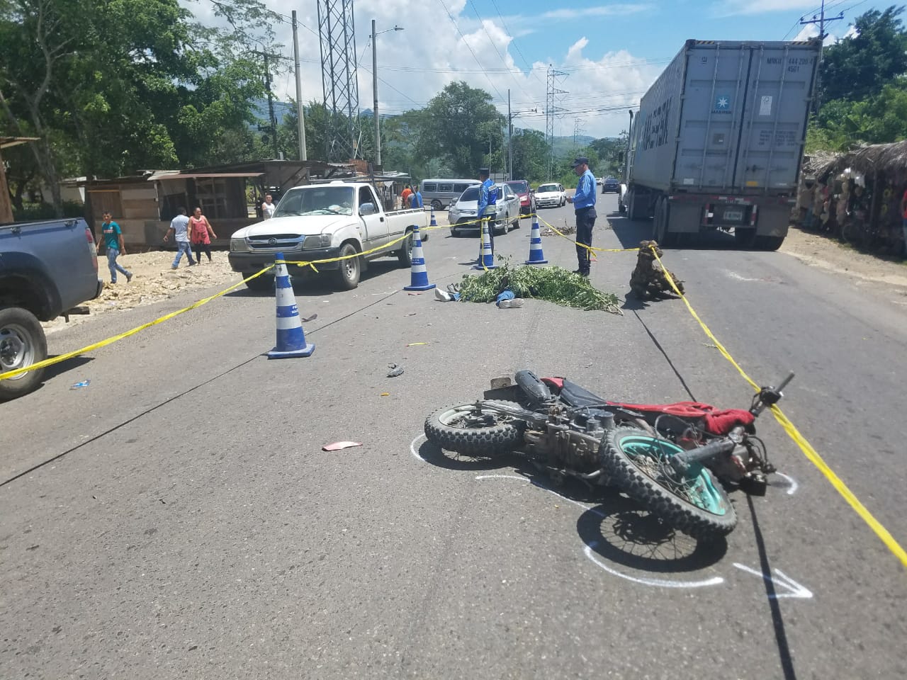 Un muerto y tres personas heridas deja colisión vehicular en Cofradía, Cortés