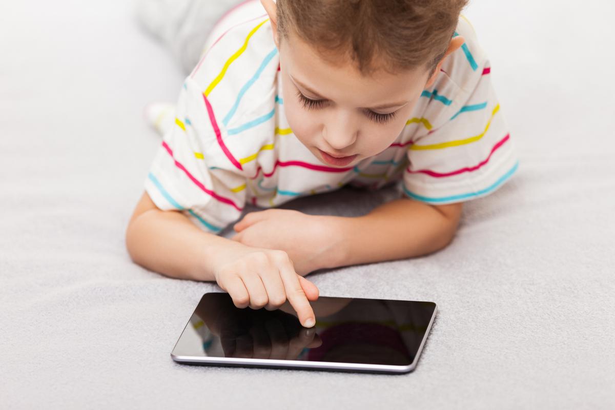 Los niños que pasan más de dos horas al día frente a las pantallas tienen menos capacidades cognitivas que los que están menos expuestos a ellas.