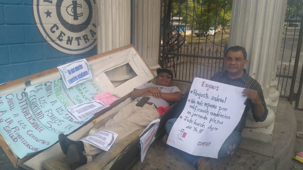 Insólita protesta de docentes del Instituto Central para exigir reajuste salarial y pensión digna