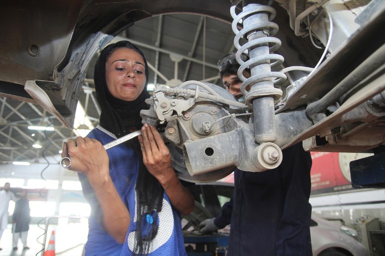 Uzma Nawaz rompe los esquemas en Pakistán trabajando como mecánica