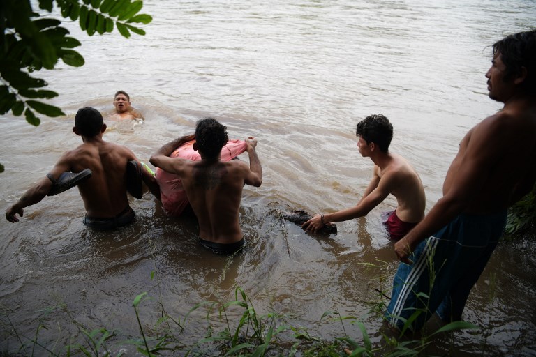 Hondureños desafían río para ingresar a El Salvador y alcanzar caravana a EEUU