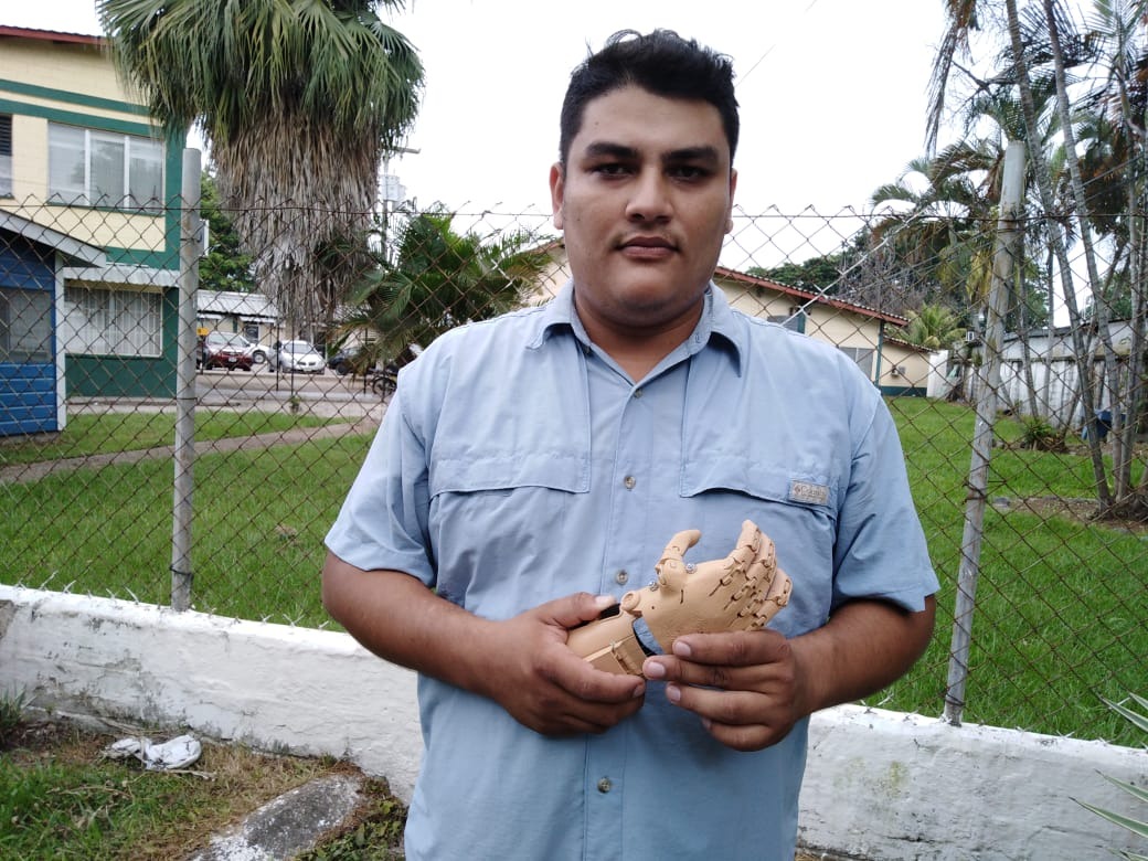 Joven ceibeño crea prótesis de plástico
