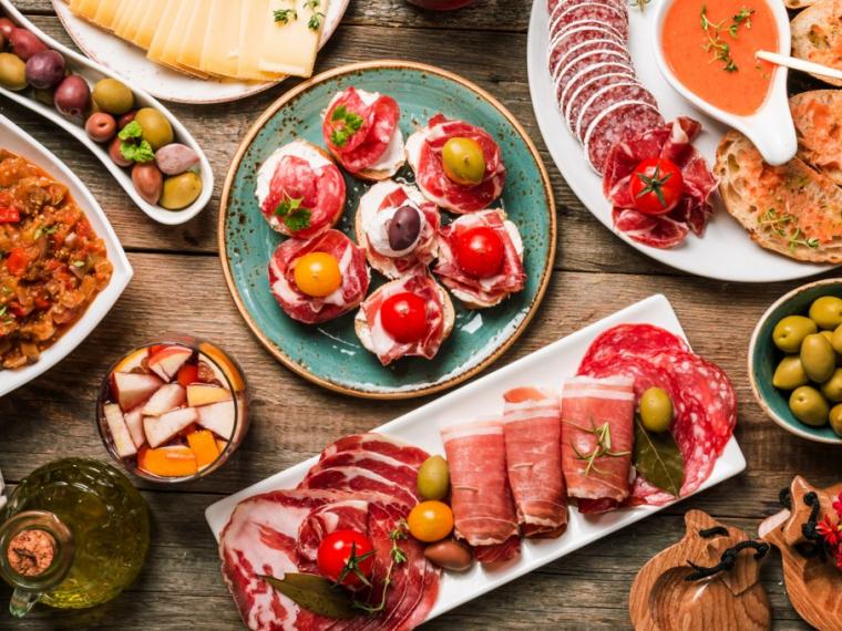 Los microplásticos están en la cadena alimenticia humana, según un estudio que permitió detectar su presencia en las heces de personas.