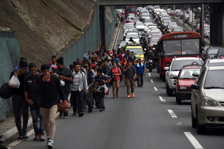 Migrantes hondureños se abren camino sobre el asfalto para llegar a EEUU