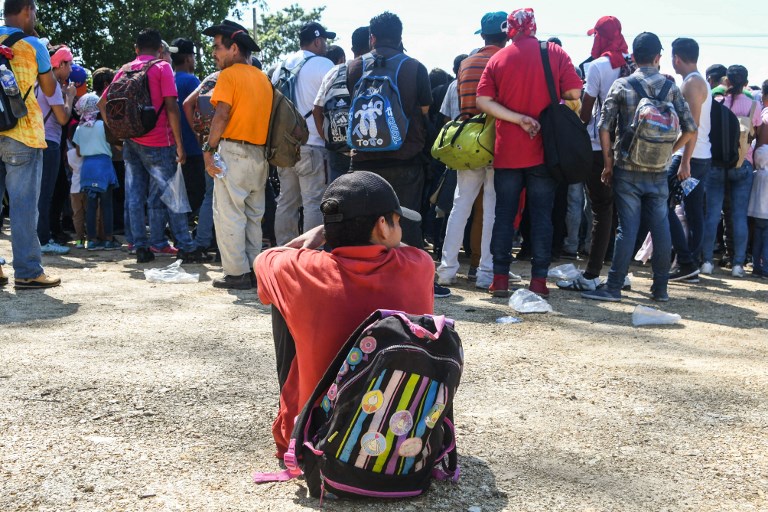 Caravana de migrantes hondureños pasa retén en Esquipulas, Guatemala, y avanza en busca del sueño americano