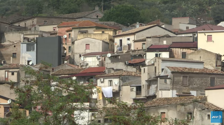 Un pueblo italiano, modelo de integración de migrantes, lucha por sobrevivir