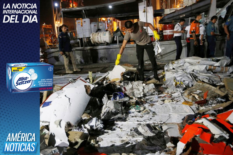 Tragedia. Rescatistas encontraron restos humanos en el lugar de accidente. Un oficial revisa restos de la aeronave sacados del mar. (WILLY KURNIAWAN/REUTERS)