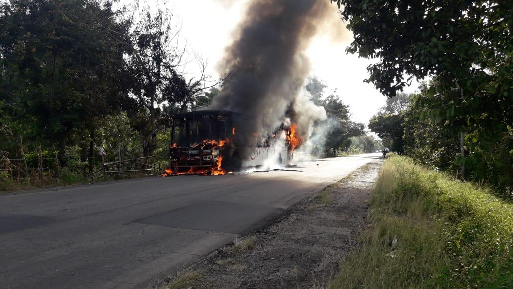 Un bus incendiado en toma de carretera entre Tocoa y Sabá, Colón