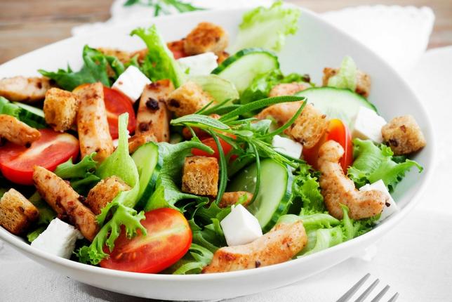 Omitir alguna de las comidas puede propiciar una lentitud en el metabolismo o incluso generar un mayor apetito nocturno lo cual produce obesidad.