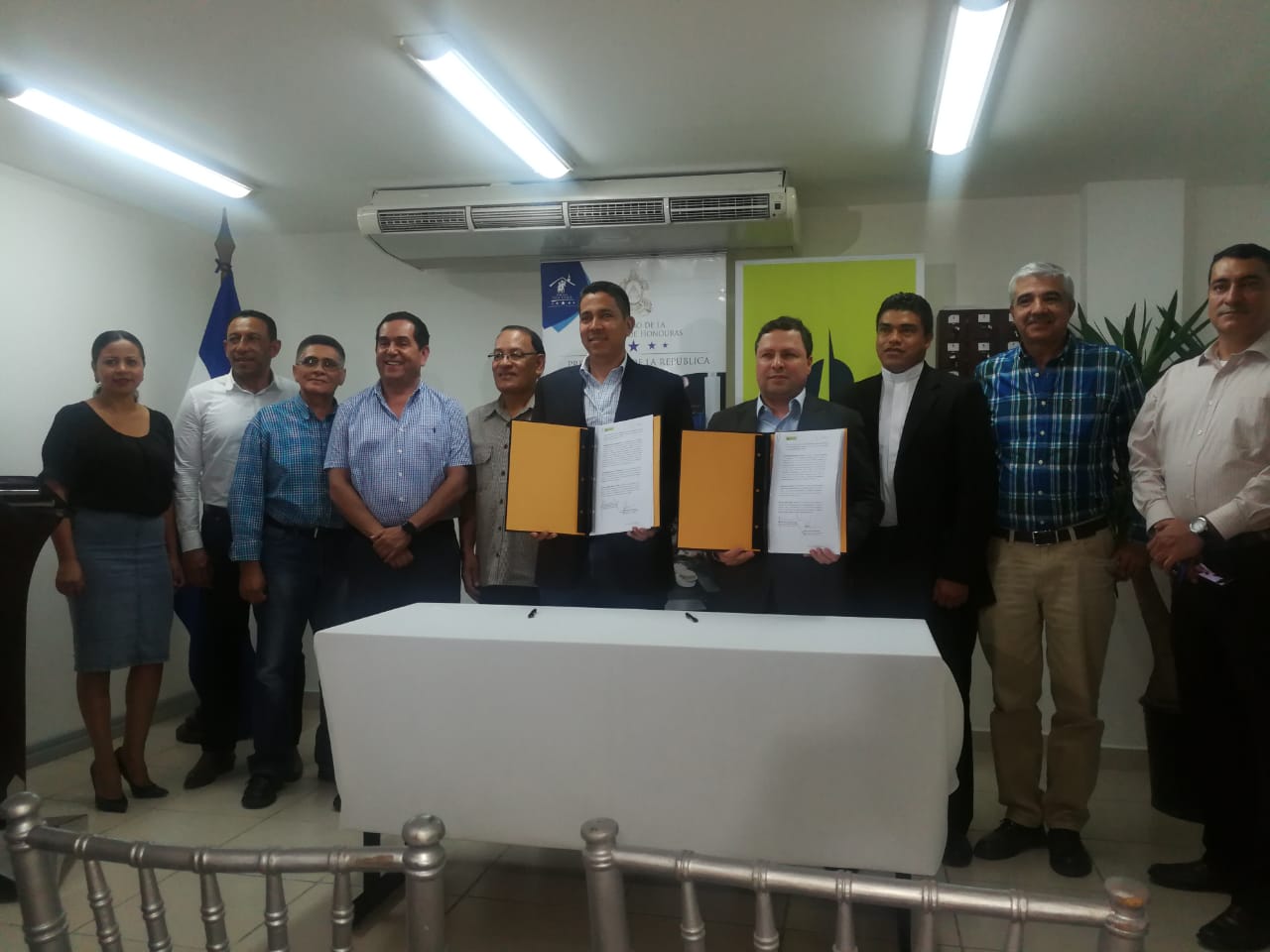Sedis firma convenio para adquirir cemento a menor precio para ejecución de proyectos a familias necesitadas