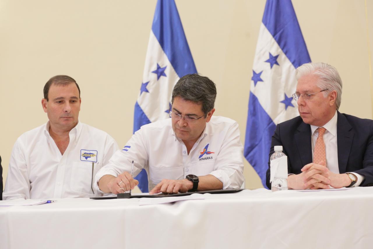 Gobierno y sector privado firman acuerdo para refundar el sistema eléctrico hondureño
