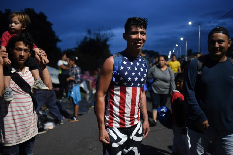 A ambos lados del puente entre Guatemala y México, los hondureños piensan en EEUU