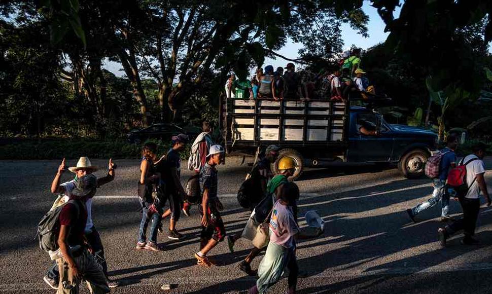 Hondureños avanzan por México mientras EEUU anuncia envío de tropas a la frontera