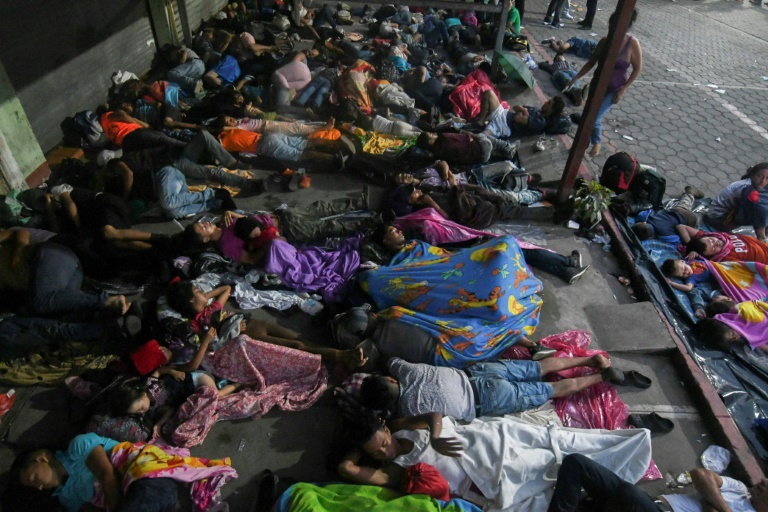 Migrantes hondureños hacinados aguardan en la frontera con México