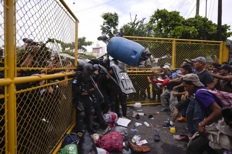 Hondureños rompen cerco policial en Guatemala en intento de unirse a caravana migrante