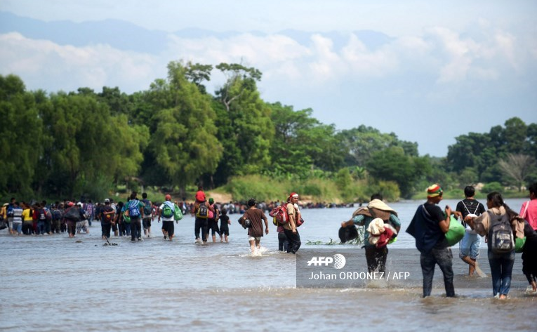 Centenares de migrantes hondureños se lanzan a río fronterizo e ingresan a México