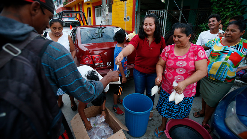 Feligreses de una iglesia ofrecen comida a migrantes en el estado de Chiapas, al sur de México. Rebecca Blackwell / AP