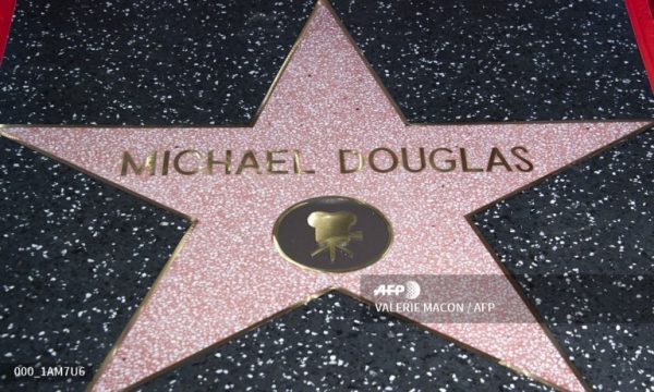 El paseo de la fama de Hollywood (Hollywood Walk of Fame) es una acera a lo largo de Hollywood Boulevard y Vine Street en Hollywood, California, Estados Unidos