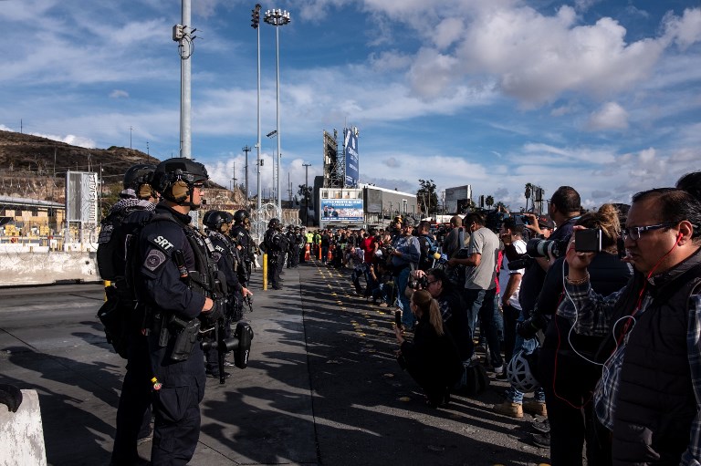 EEUU y caravana migrante hacen demostraciones de fuerza en frontera con México