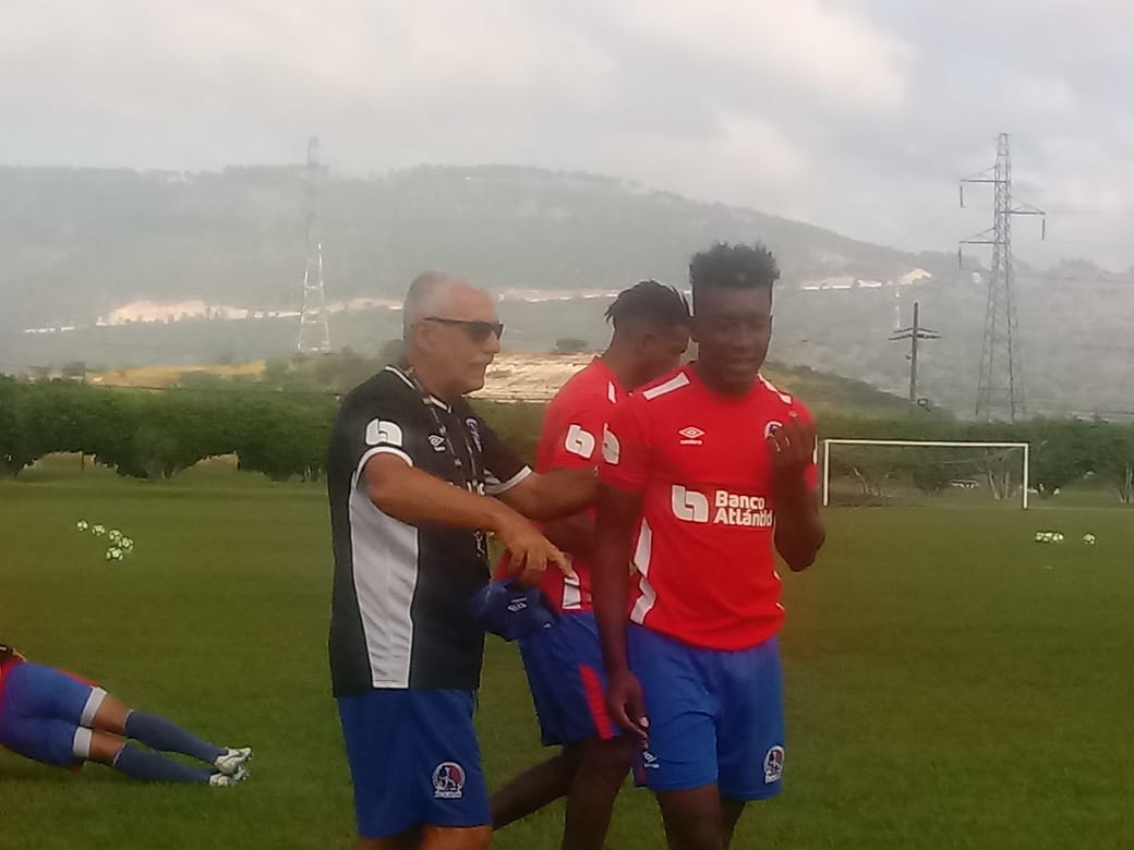 SUAZO LLEGÓ TARDE AL ENTRENAMIENTO DE OLIMPIA