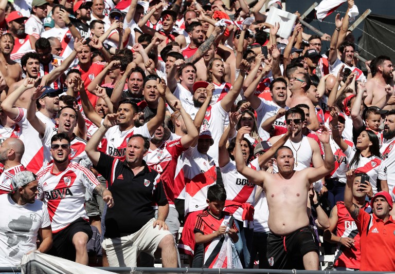 Conmebol posterga para las 22H15 GMT ( (4:15 de Honduras)) el inicio del River-Boca por incidentes