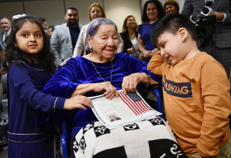 Salvadoreña de 106 años se naturaliza estadounidense el día de las elecciones