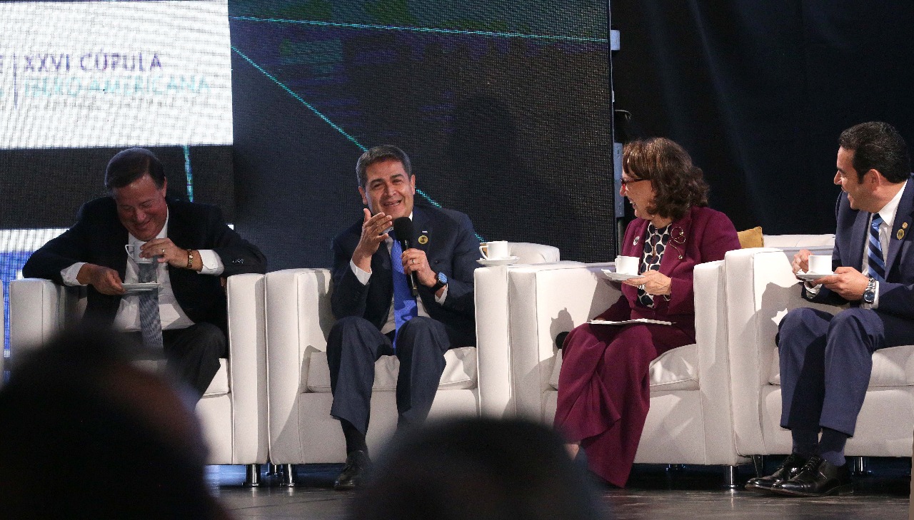 En encuentro empresarial: presidente Hernández pide a líderes europeos promover precio justo para el café