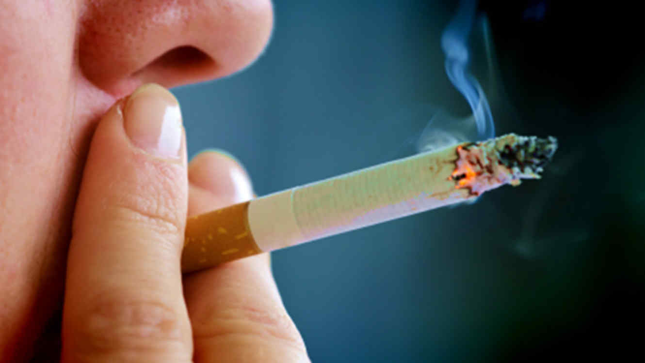 Imágenes de personas que experimentan repugnancia o disgusto hacia un individuo que está fumando pueden provocar que los fumadores dejen de fumar.