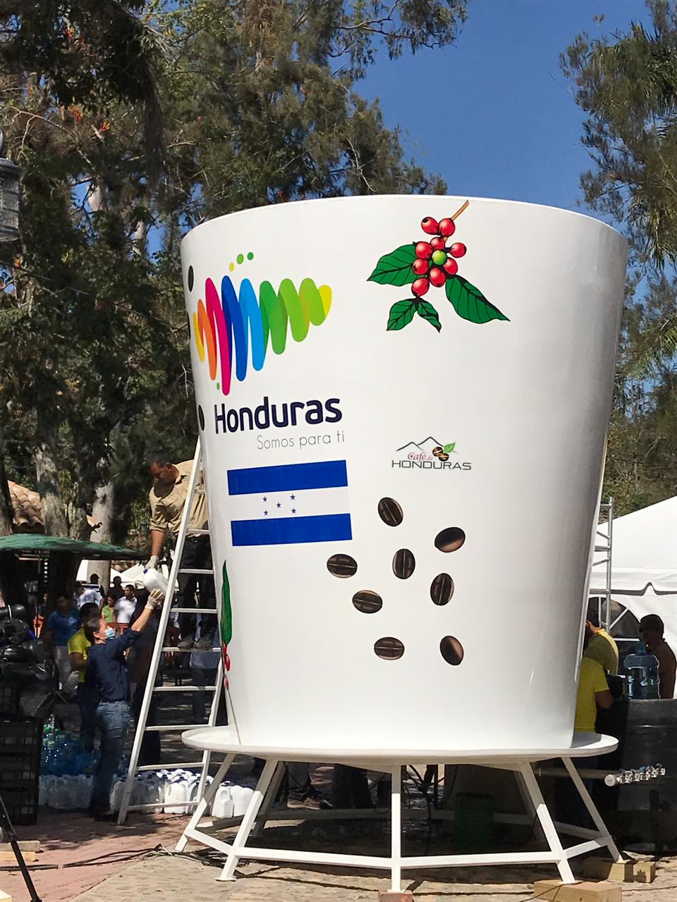 Honduras fabrica la taza de café más grande del mundo
